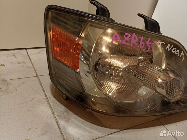 Фара Toyota Noah AZR60 65