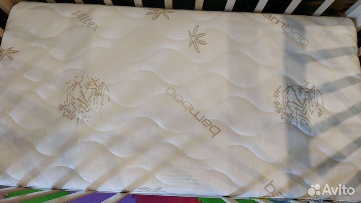 Детская кроватка с маятником