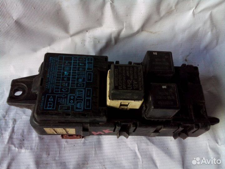 Блок предохранителей салонный Mitsubishi Carisma