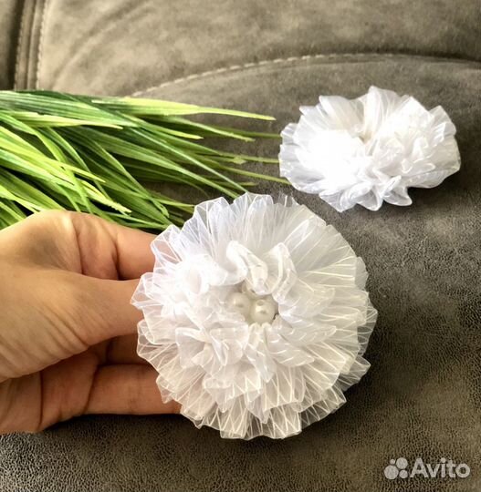 Детский бант для волос на резинке белый школьница