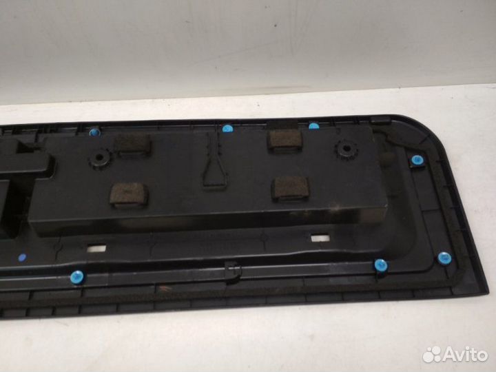 Обшивка крышки багажника задняя Toyota Land