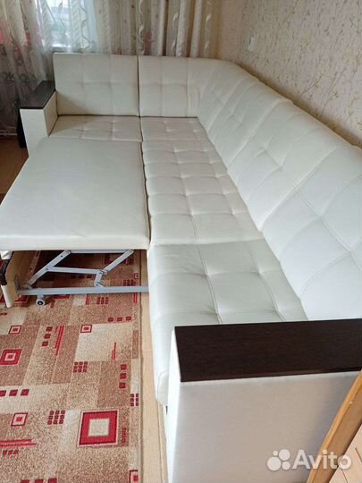 Белый кожаный диван