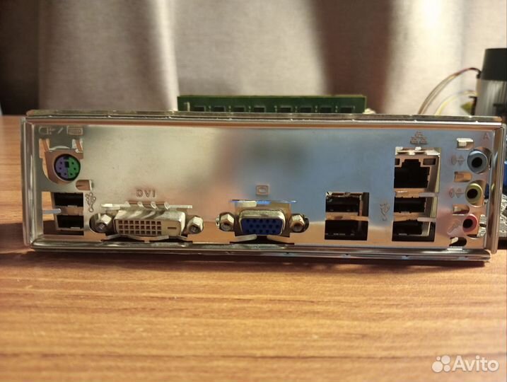 Материнская плата с процессором и памятью