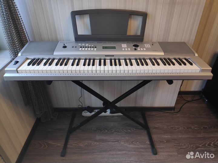 Цифровое пианино/синтезатор Yamaha DGX-230