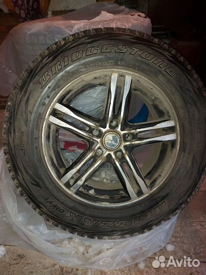 Bridgestone Blizzak DM-V1 215/70 R16