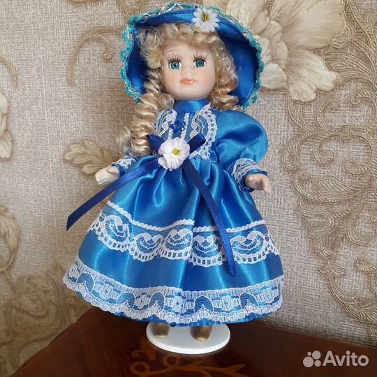 Кукла фарфоровая