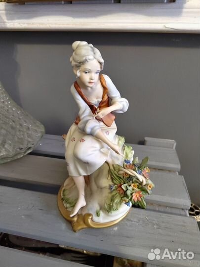 Винтажная Фарфоровая Статуэтка Торговка Цветами