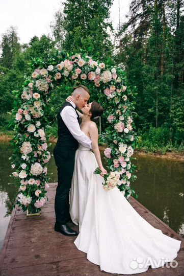 Арка из декоративных цветов