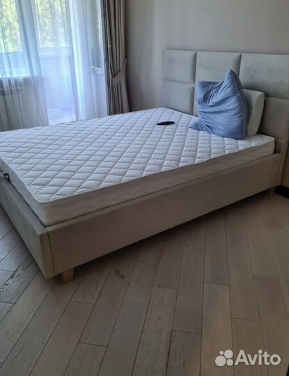 Кровать двухспальная с подьемным механизмом