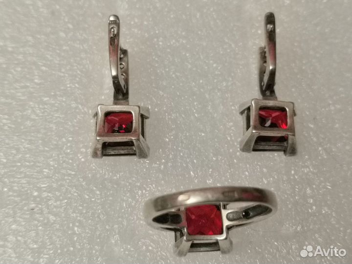 Серебренный комплект кольцо серьги с гранатами