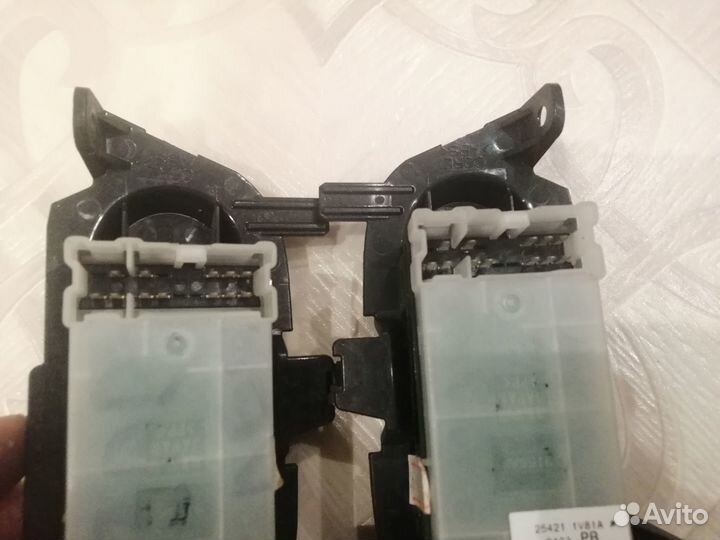 Кнопка заднего стеклоподъемника Nissan Patrol Y62