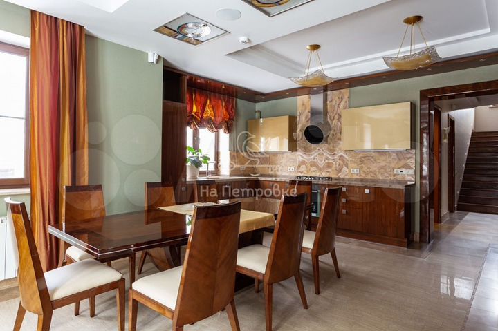 Коттедж 540 м² на участке 12 сот.