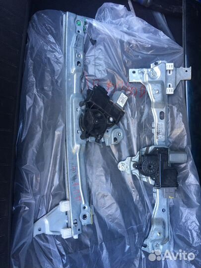 Стеклоподъемник передний правый на peugeot 408