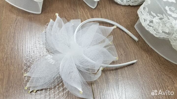 Ободок белый с перьями