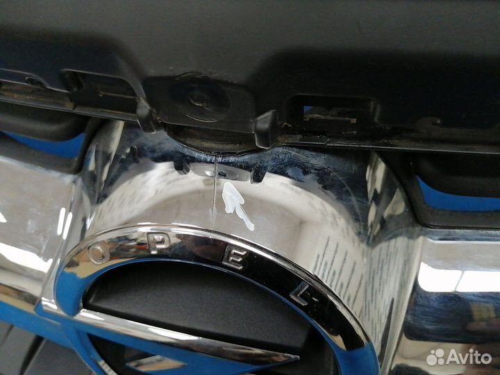 Решетка радиатора 13368851 Opel Astra