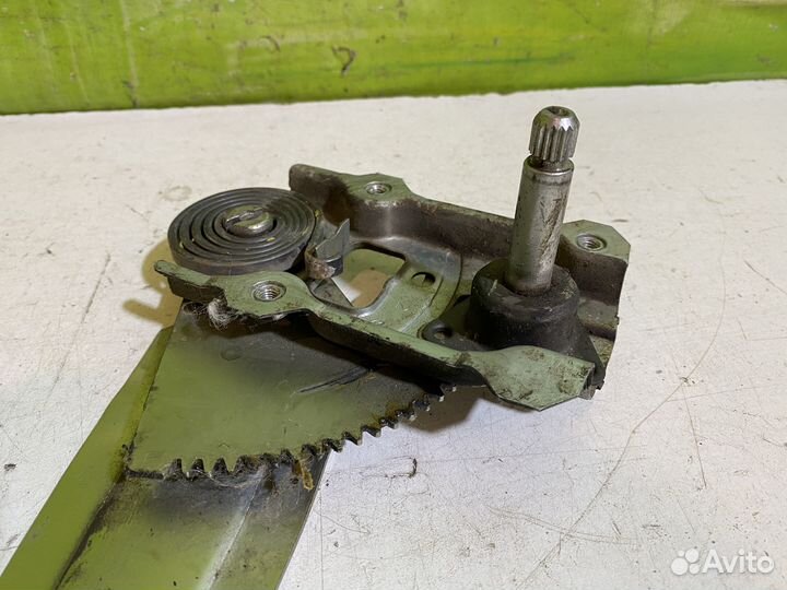 Стеклоподъемник задний правый Toyota Corolla E150