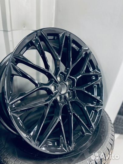 Кованные диски на Zeekr 001 R22