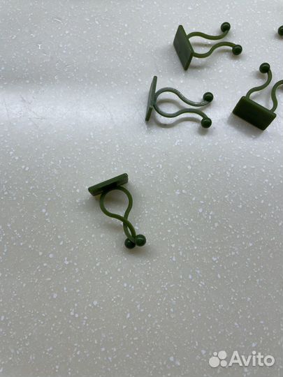 Крючок-зажим самоклеящийся