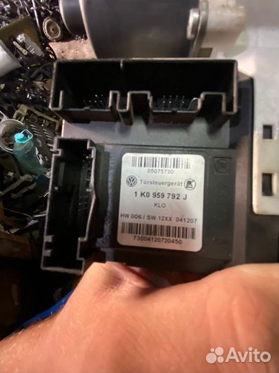 Моторчик стеклоподъемника правый VAG 1K0959792J