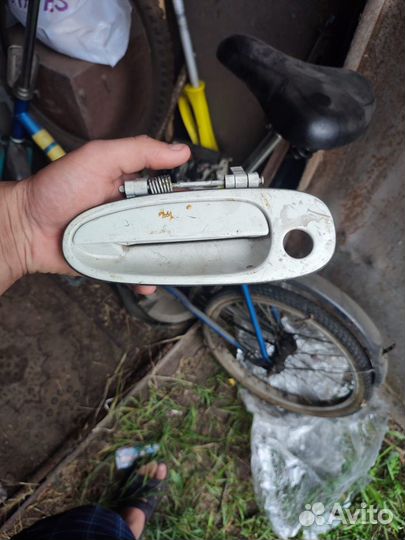 Ручка двери от Тойоты короллы ае100