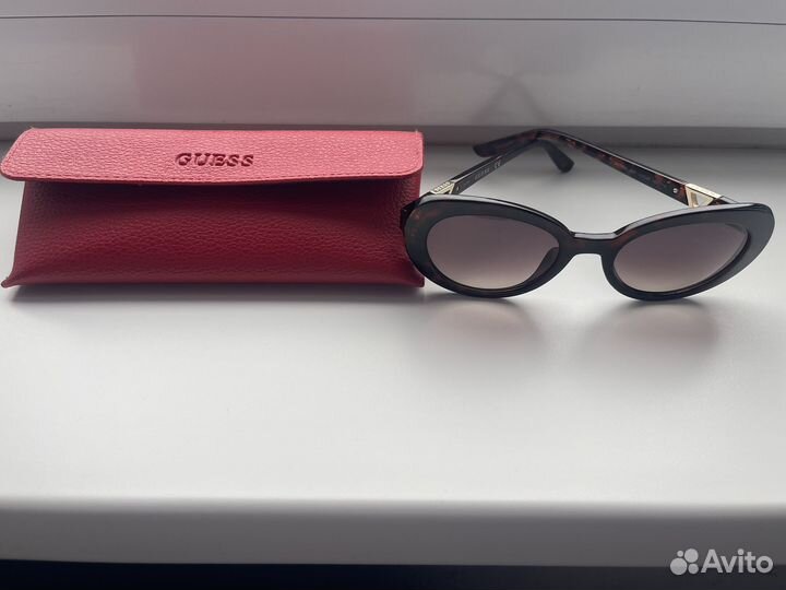 Солнцезащитные очки женские Guess