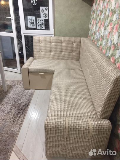 Угловой кухонный диван / Раскладной диван на кухню