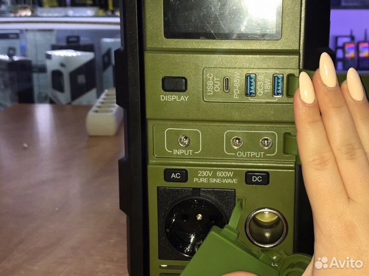 Портативный генератор с солнечной панелью на 600W