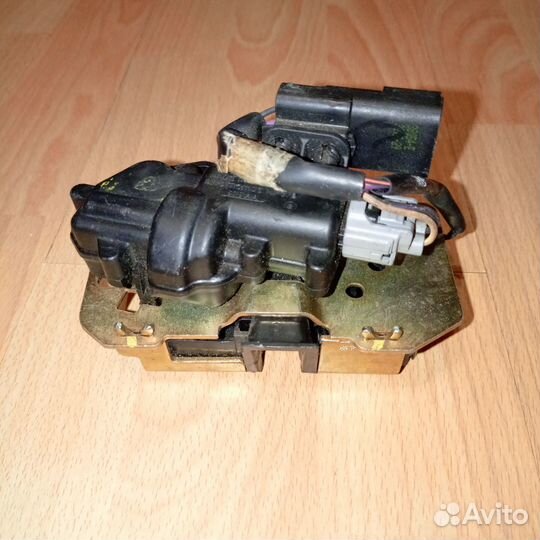 Замок багажника Chrysler Voyager 4