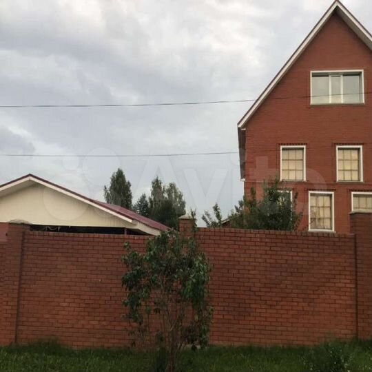 Дом 392,8 м² на участке 31,2 сот.