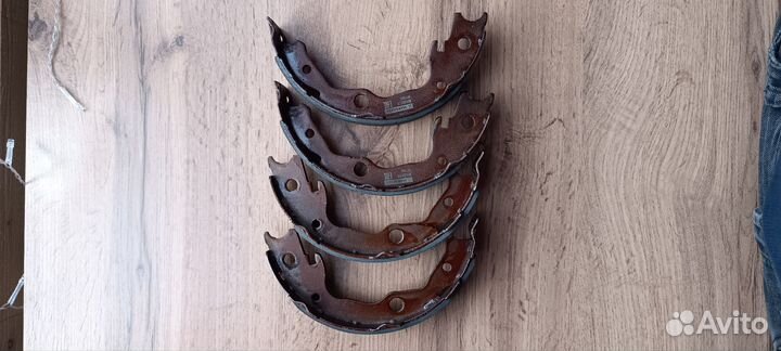 Тормозные колодки задние(ручник) арт М2520219