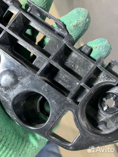 Кронштейн бампера Toyota Camry 2021 5253533060