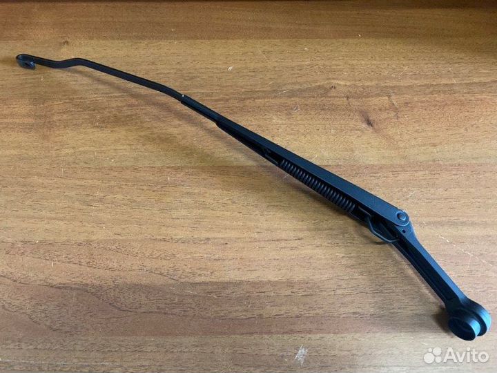 Поводок стеклоочистителя передний правый Mazda 323