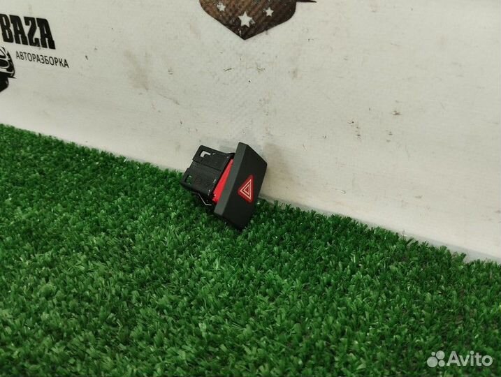 Кнопка аварийной сигнализации Volkswagen Golf