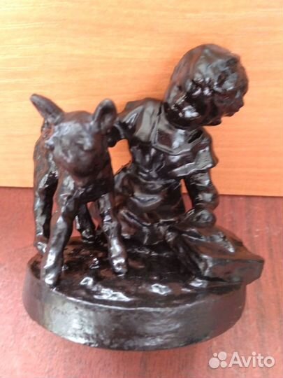 Статуэтка Чугун - Девочка школьница с козлёнком