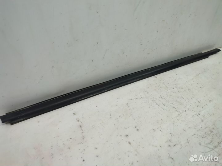 Молдинг стекла двери передний правый Лада Веста