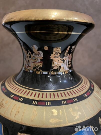 Ваза в египетском стиле с изображением Нефертити