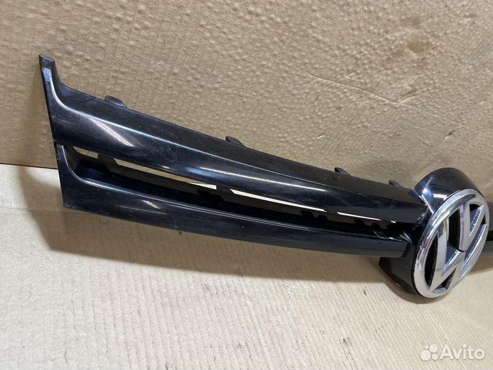 Черная глянцевая вставка решетки радиатора Гольф 6