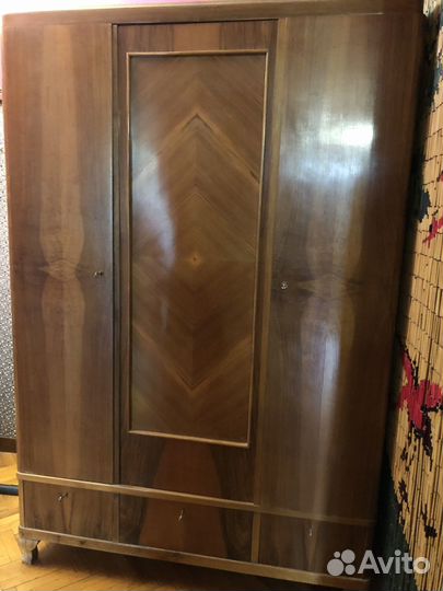 Антикварный шкаф