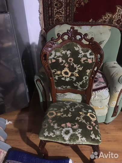 Стол и стулья