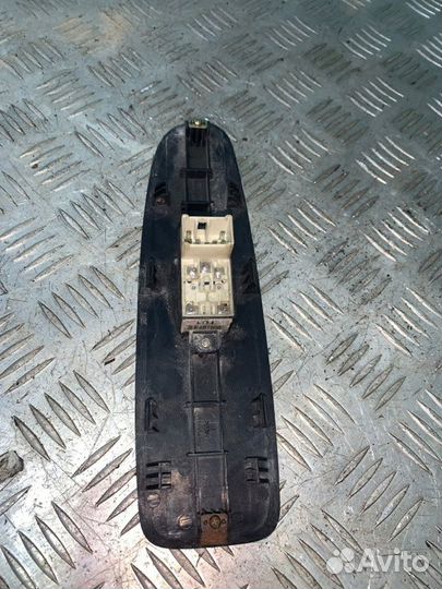 Кнопка стеклоподъемника задняя левая Hyundai