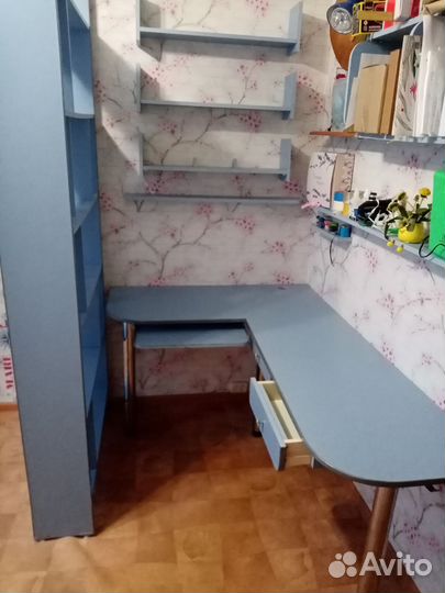 Компьютерный стол и стеллаж