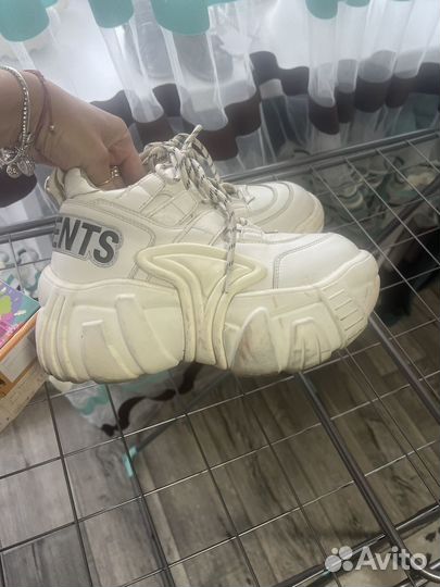 Кроссовки много