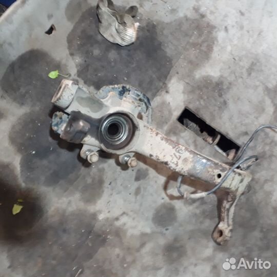 Поворотный кулак правый Ауди А4Б5 VW Пассат Б5