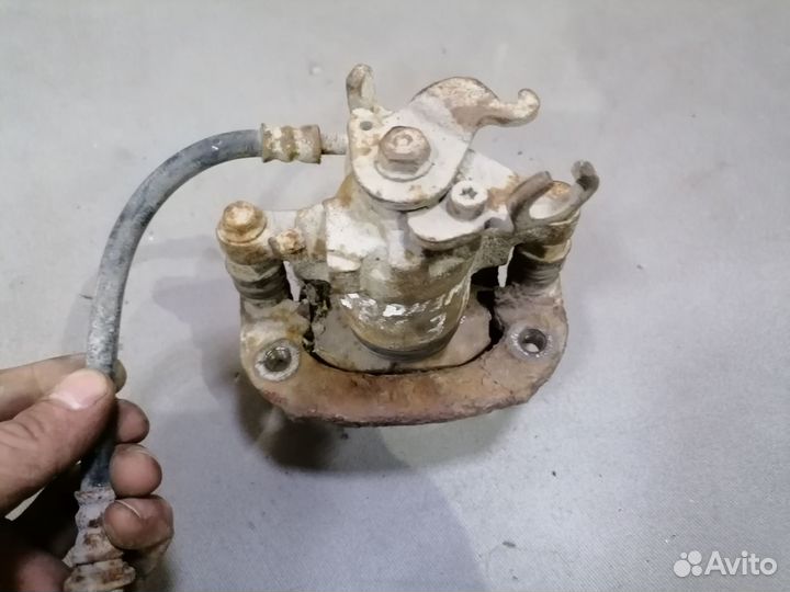 Суппорт задний правый Mitsubishi Carisma