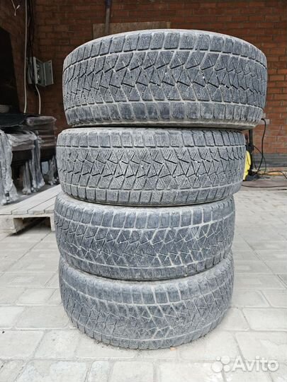 Bridgestone Blizzak DM-V2 215/60 R17