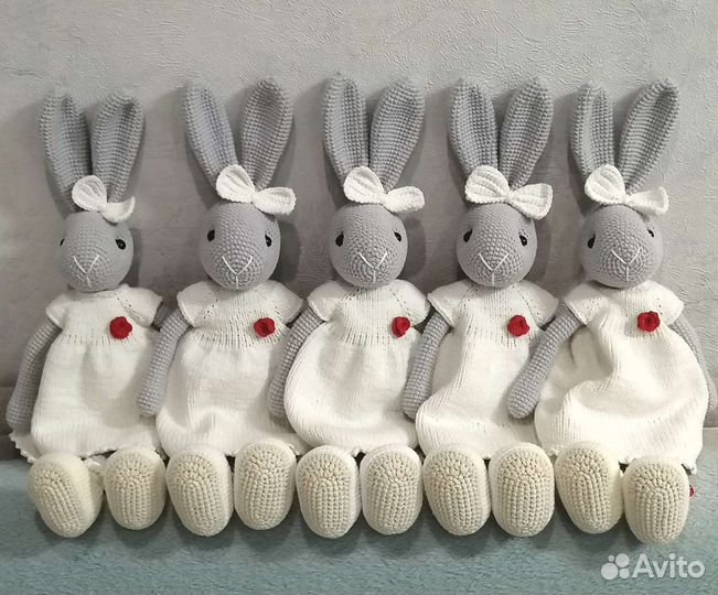 Вязаная игрушка зайка