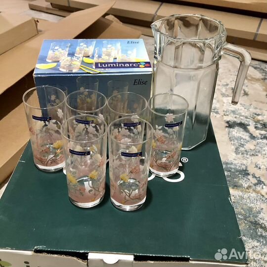 Кувшин со стаканами