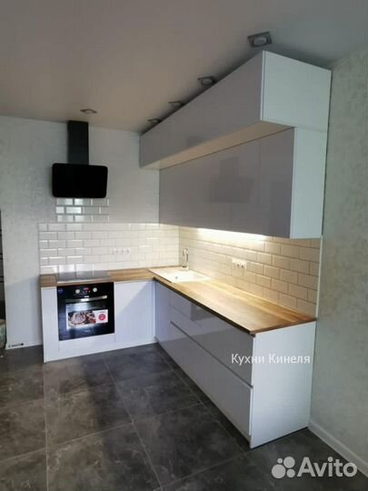 Двухуровневая белая кухня