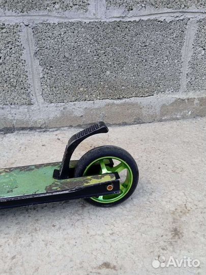 Трюковой самокат, скейт, телефон