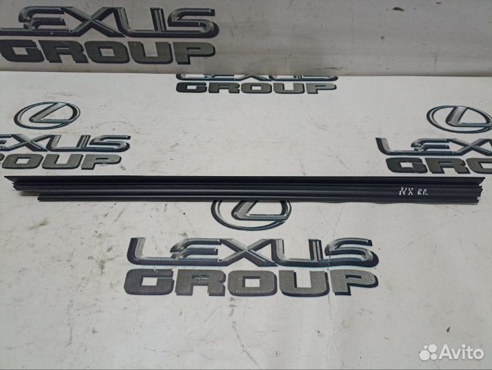 Молдинг на дверь прав. зад. Lexus NX300h